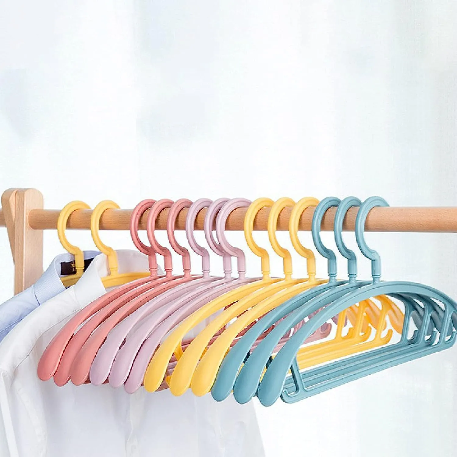 Plastic Clothes Hangers, Slim & Durable Space-Saving Hangers (10 Pack)