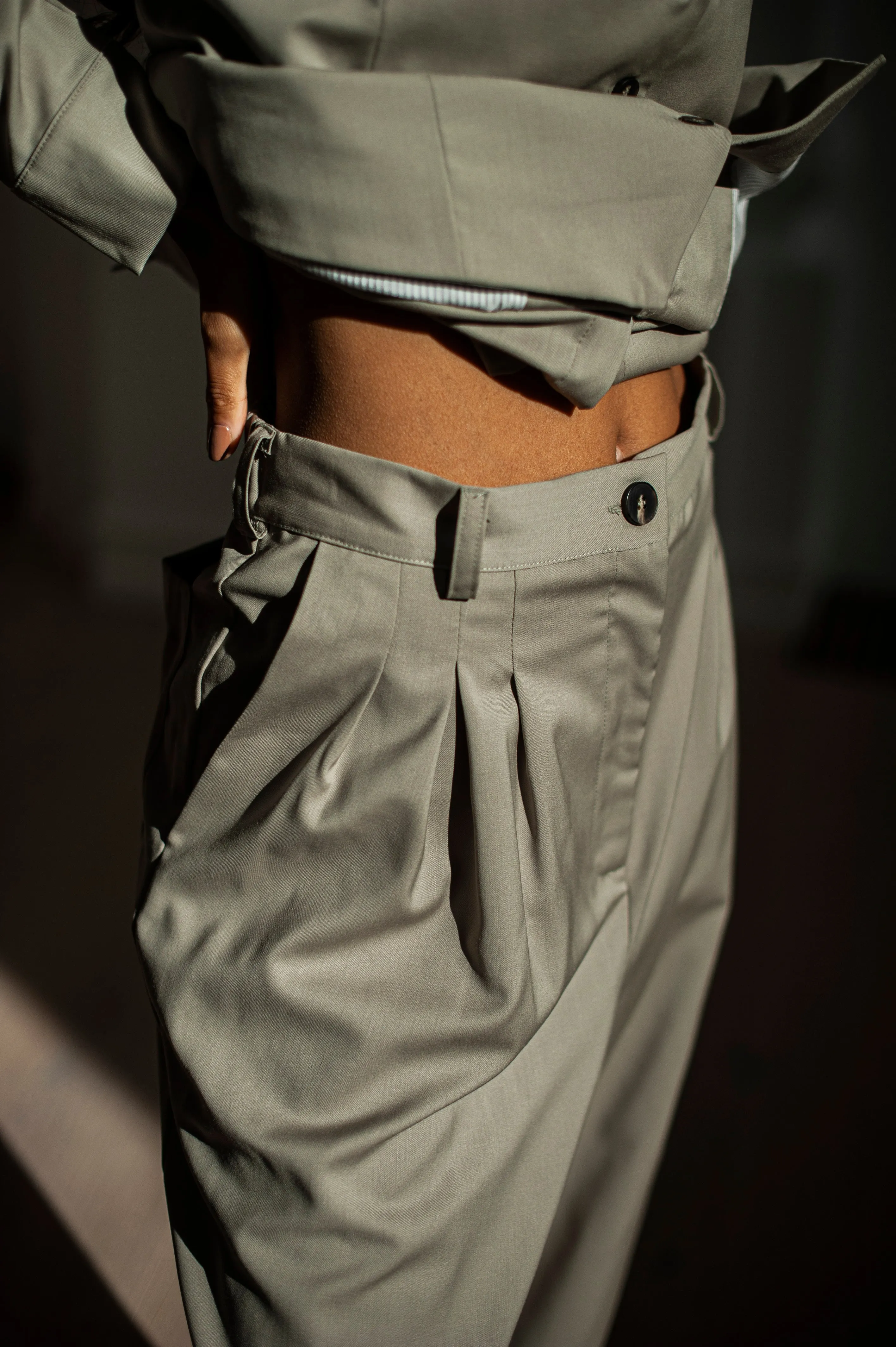 Women's high-rise tapered-leg wool pants